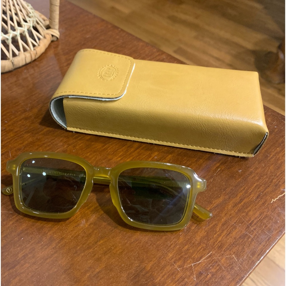 Crap eyewear have tropix green color